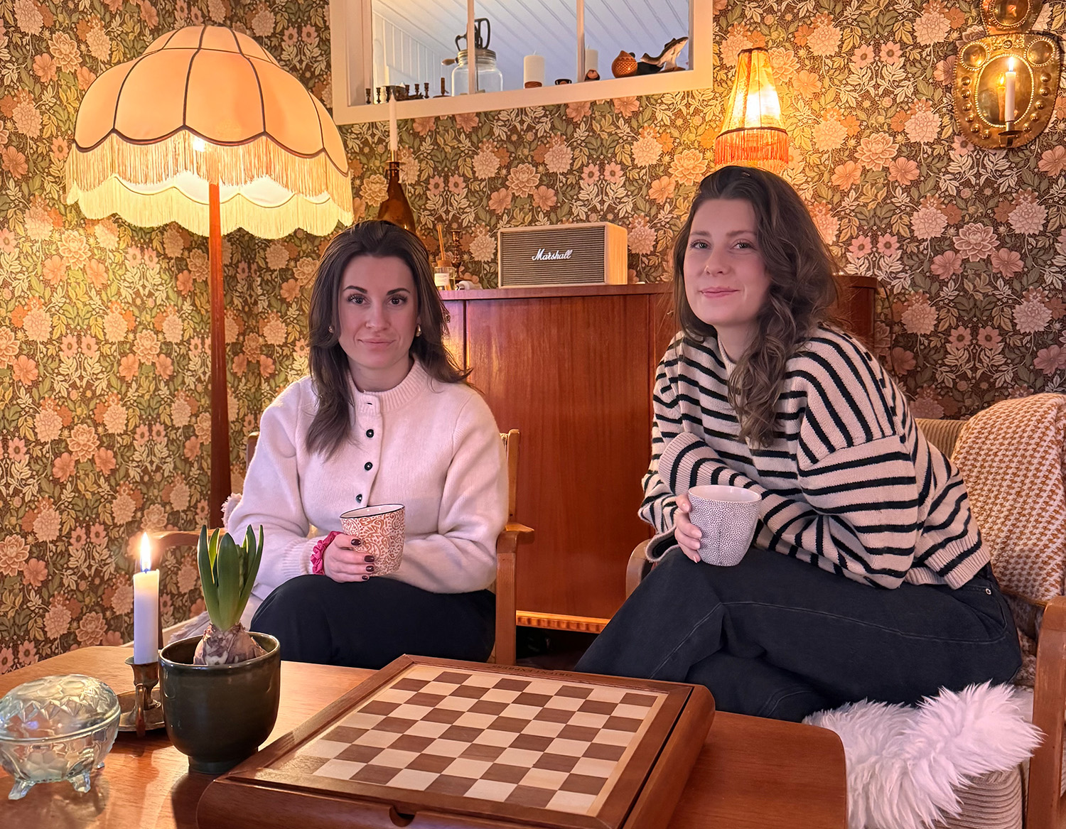 Systrarna läste en inredningsutbildning och jobbar idag med inredning i familjeföretaget