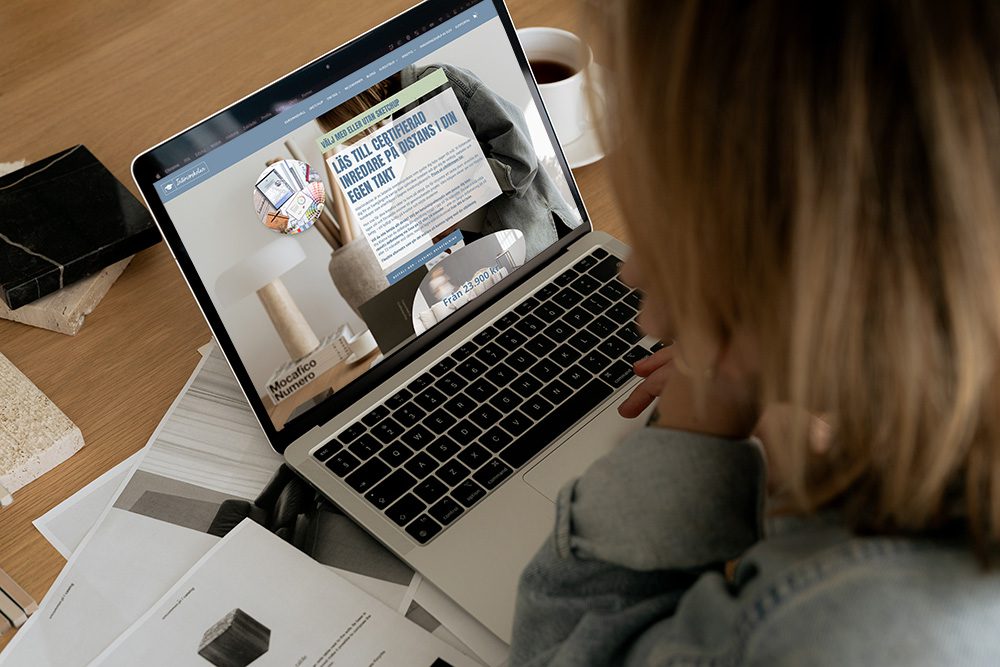 Hur är det att studera till certifierad inredare på distans?